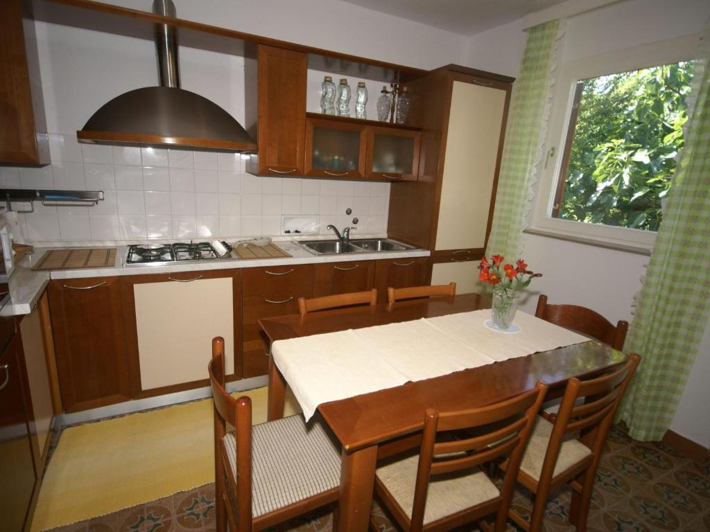Kuchyňa alebo kuchynka v ubytovaní Charming Holiday Home in Pula near Beach