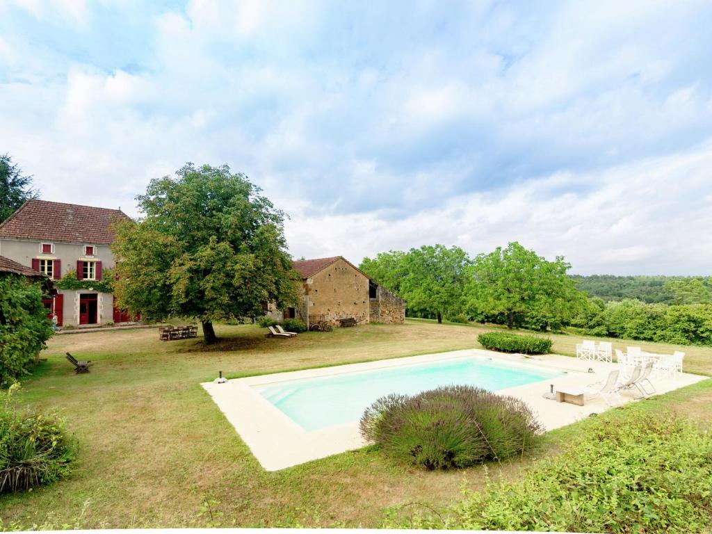 Frayssinet-le-GélatにあるHoliday home with tennis court in Montcl raのスイミングプール付き邸宅