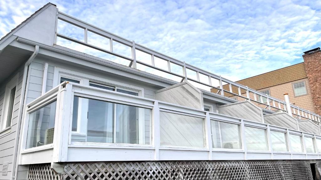 Balkón nebo terasa v ubytování Tides Inn & Suites