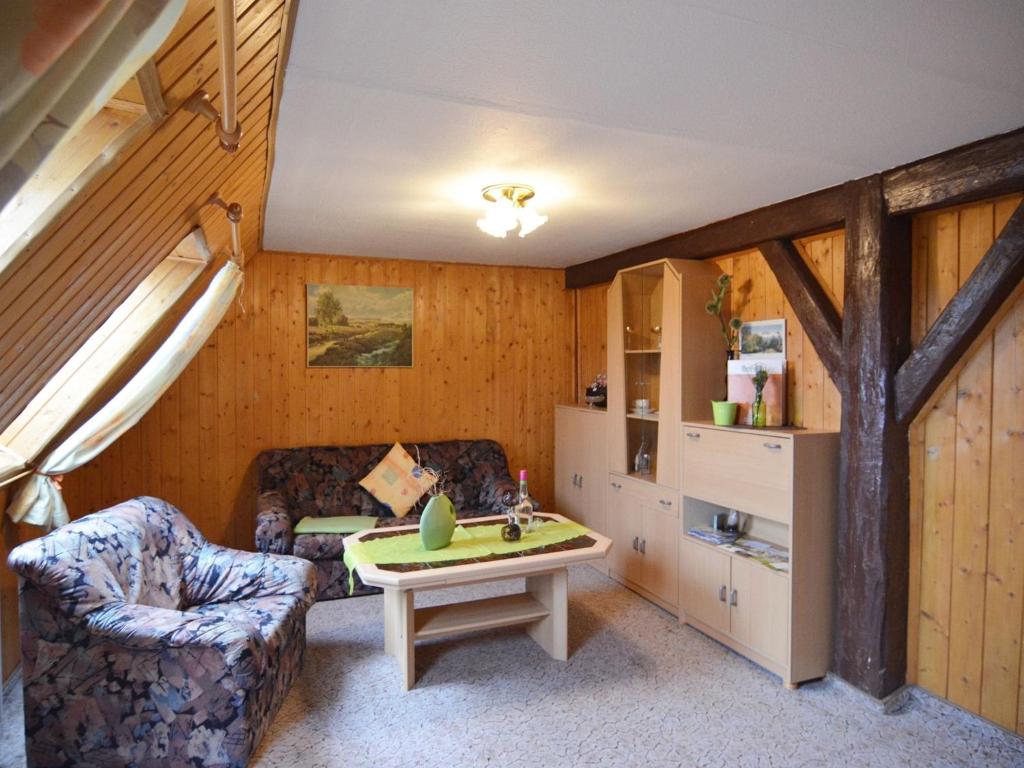 Ein Sitzbereich in der Unterkunft Cozy Apartment near Forest in Lichtenhain