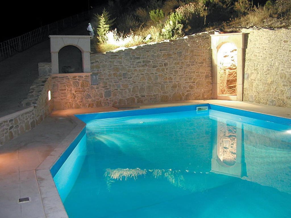 Bassein majutusasutuses Luxurious Villa in Malades Crete või selle lähedal