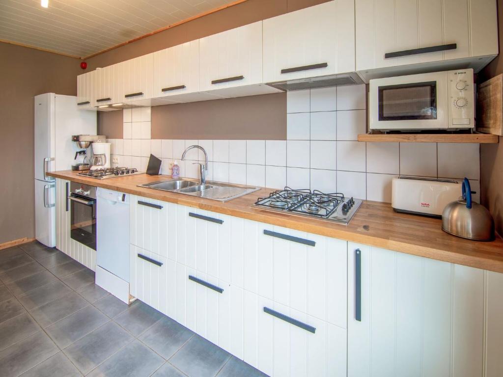 Kuchyň nebo kuchyňský kout v ubytování Holiday Home High Fens near Ski Lift