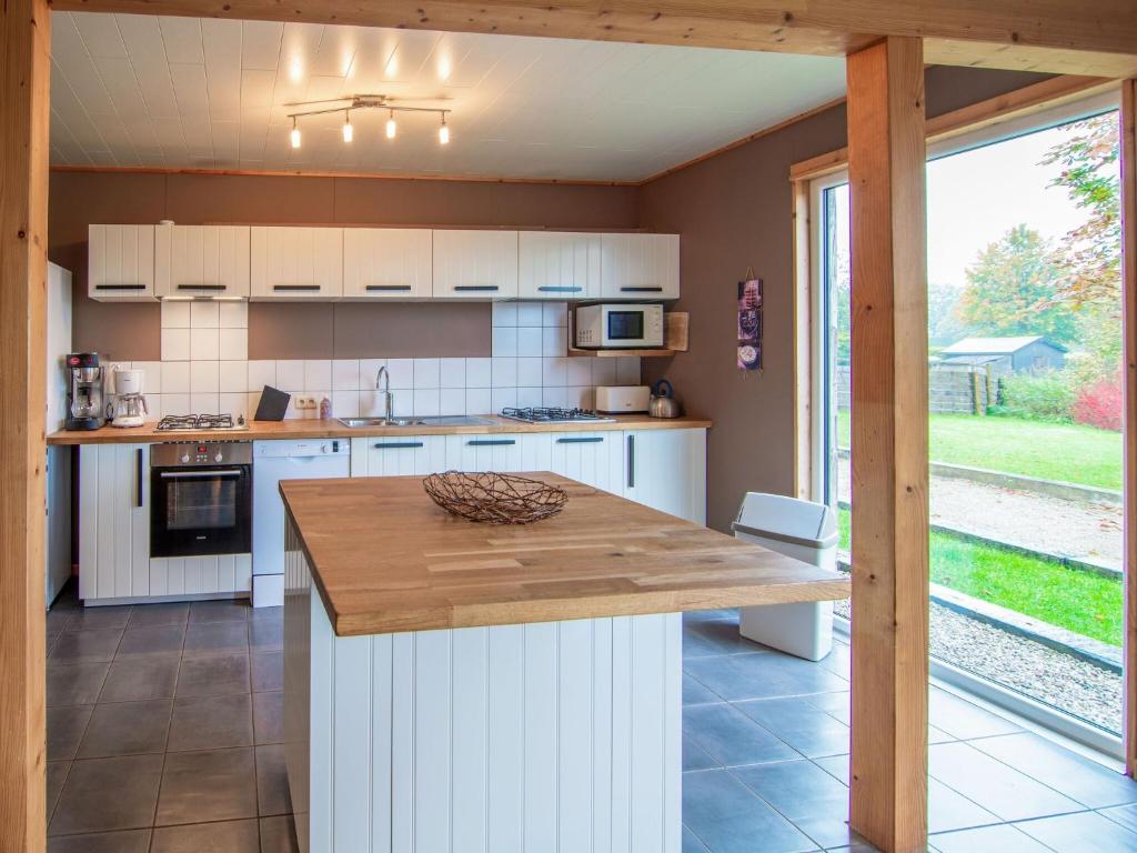 Kuchyň nebo kuchyňský kout v ubytování Holiday Home High Fens near Ski Lift