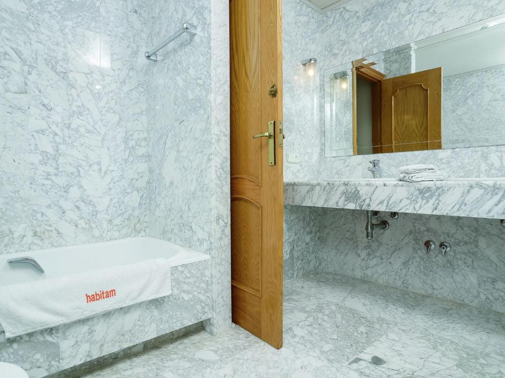 Fotografie z fotogalerie ubytování Villa in Bay of Roses with Private Pool v destinaci Sant Pere Pescador