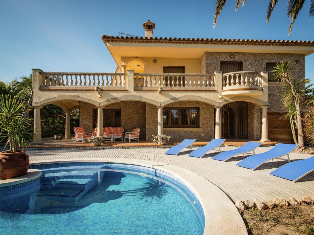 Villa con piscina frente a una casa en Belvilla by OYO Amfora Miro, en Sant Pere Pescador