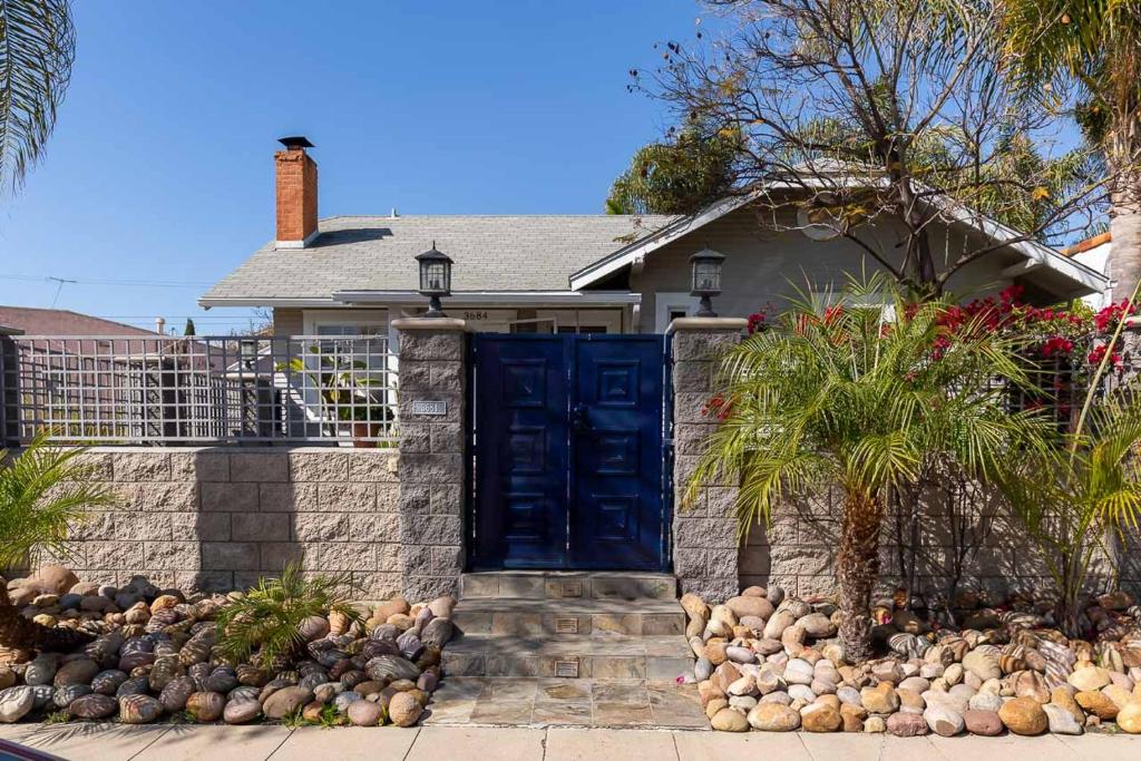 ein Haus mit einer blauen Tür und einem Zaun in der Unterkunft North Park Bungalow Resort in San Diego
