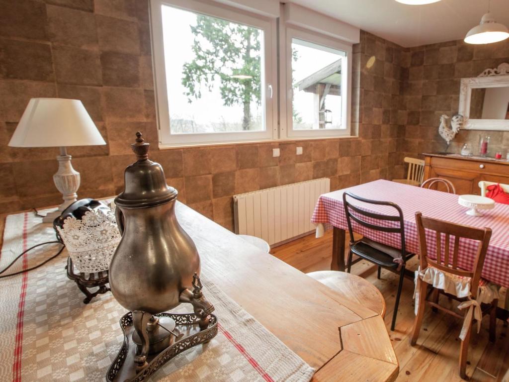 - une cuisine et une salle à manger avec une table et des chaises dans l'établissement Chalet near forest lakes and hiking trails, à Raon-lʼÉtape