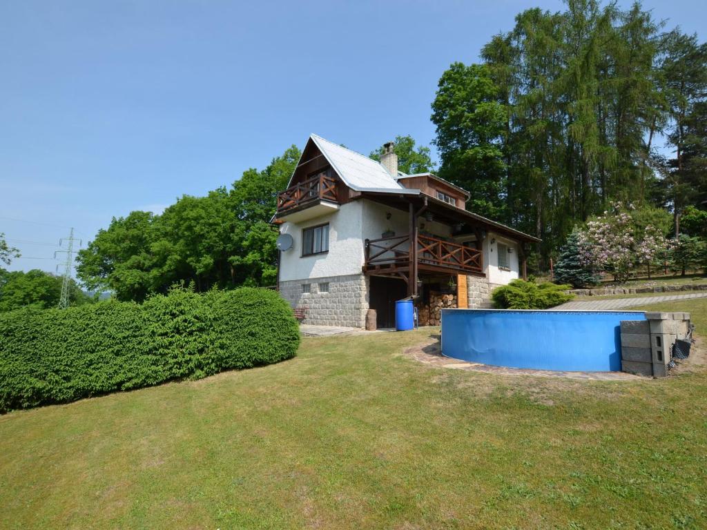 una casa con un garaje azul delante de ella en House with the pool and fenced garden, en Hnanice