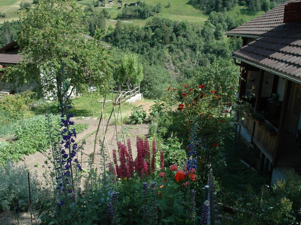 Zahrada ubytování Chalet in Mörel with Terrace, Parking, Furniture