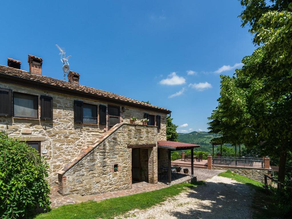 zewnętrzny widok na kamienny dom w obiekcie Farmhouse in Umbria with Pool & Views w mieście Biscina