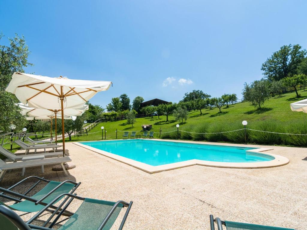 Basen w obiekcie Farmhouse in Umbria with Pool & Views lub w pobliżu