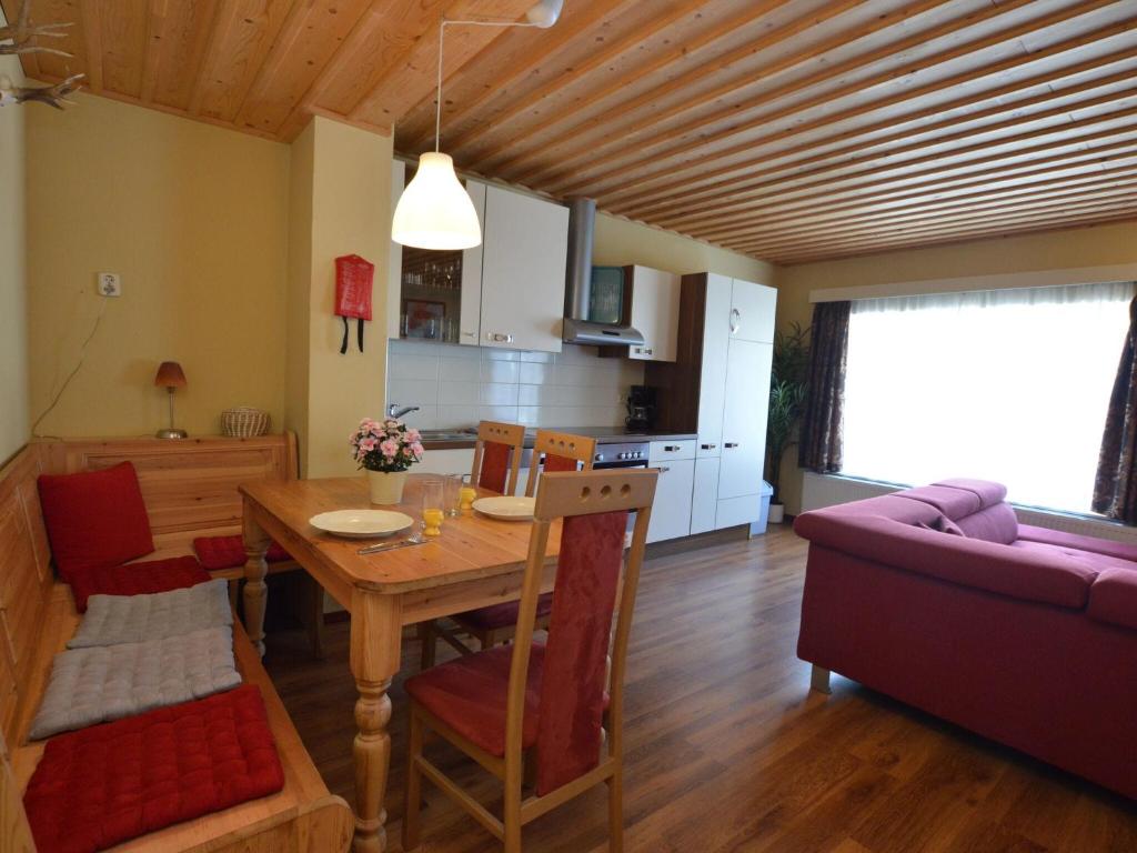 kuchnia i jadalnia ze stołem i kanapą w obiekcie Apartment in St Michael near Ski Slopes w mieście Sankt Michael im Lungau