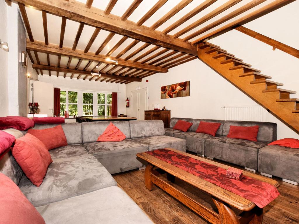Posezení v ubytování Holiday Home in Rendeux near Nature Trails
