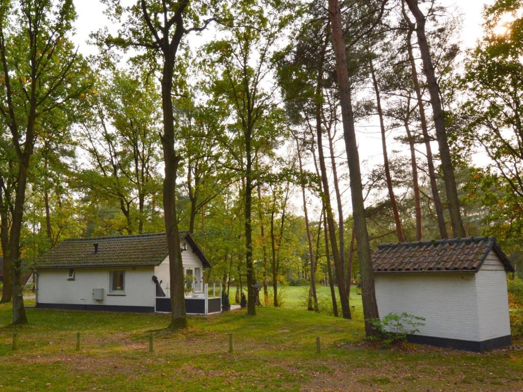 StramproyにあるSerene Holiday Home in Limburg amid a Forestの森の小さな白い家2軒