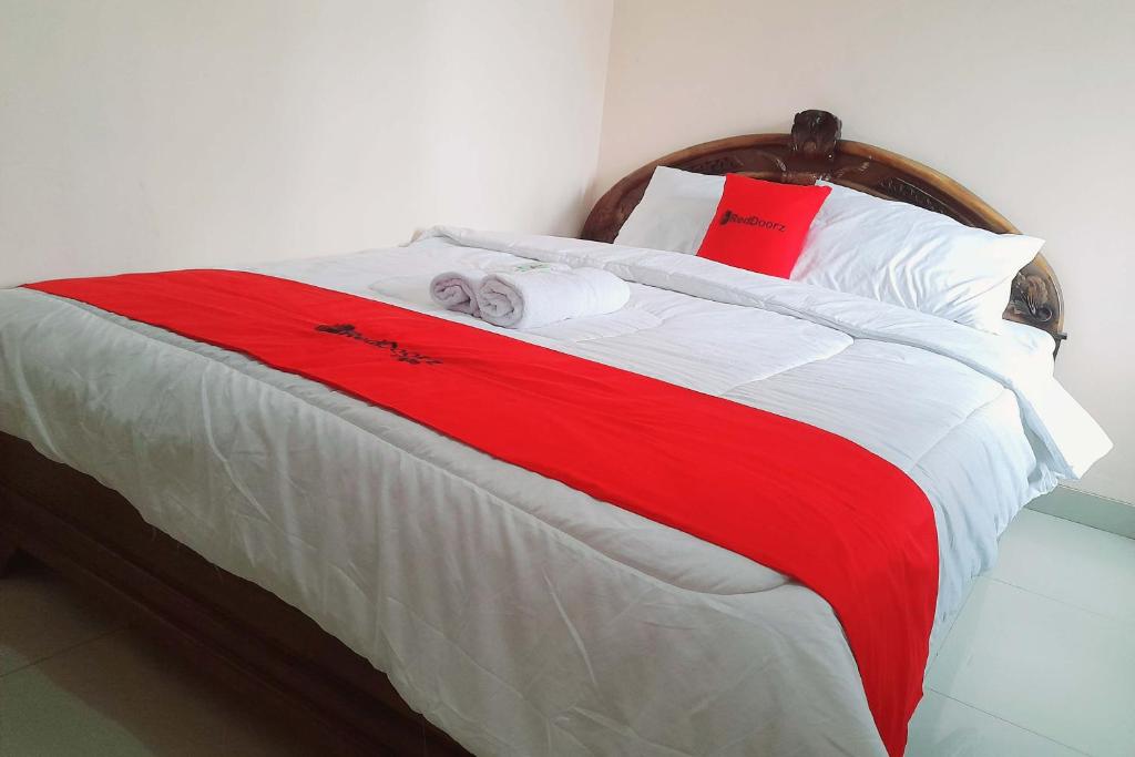 RedDoorz Syariah near Komplek Candi Arjuna Dieng 2 - Family Room