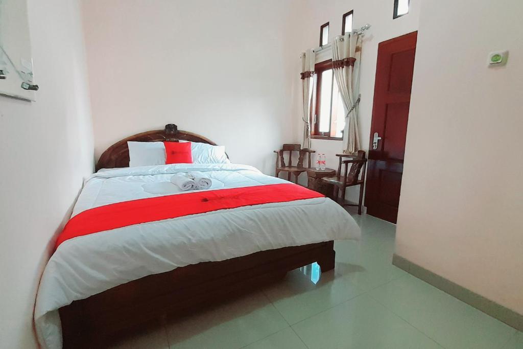 RedDoorz Syariah near Komplek Candi Arjuna Dieng 2 - Standard Double Room
