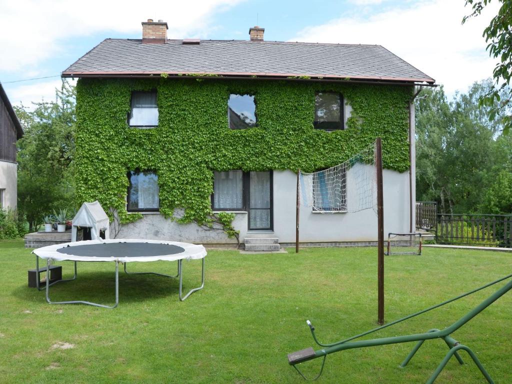 Zahrada ubytování Villa in Zelenecká Lhota with Private Pool