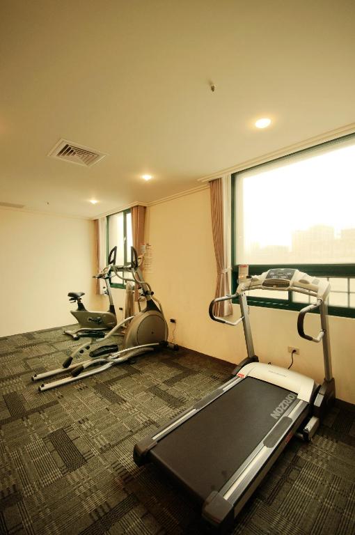 Fitness centrum a/nebo fitness zařízení v ubytování Yaling Hotel