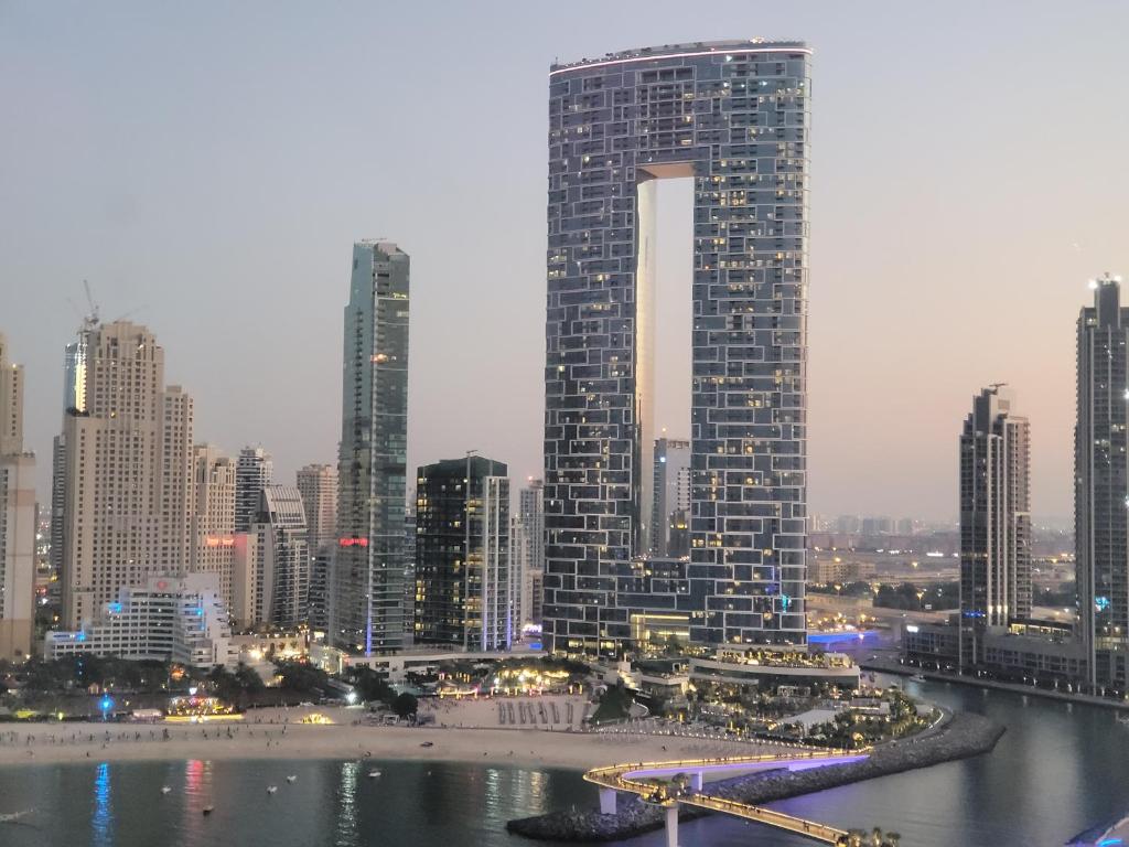 Nespecifikovaný výhled na destinaci Dubaj nebo výhled na město při pohledu z rezortu