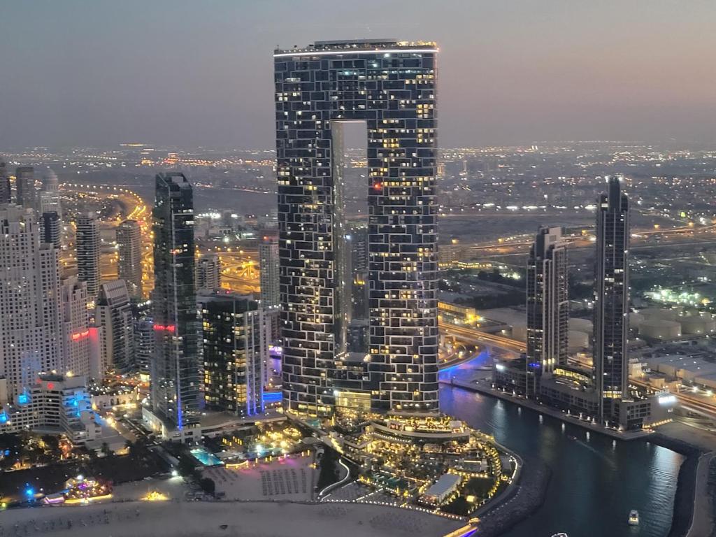 Nespecifikovaný výhled na destinaci Dubaj nebo výhled na město při pohledu z rezortu