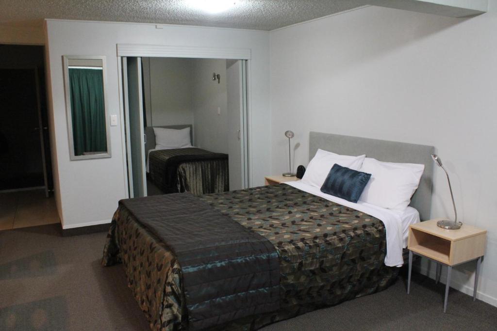 Postel nebo postele na pokoji v ubytování Edgewater Motor Lodge