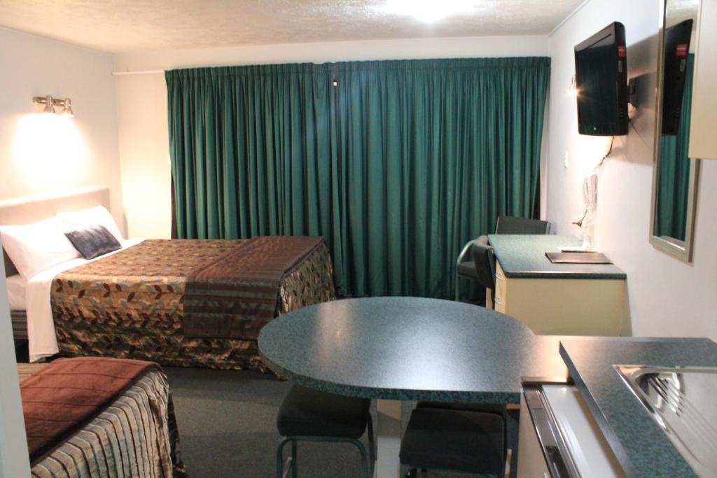 TV a/nebo společenská místnost v ubytování Edgewater Motor Lodge