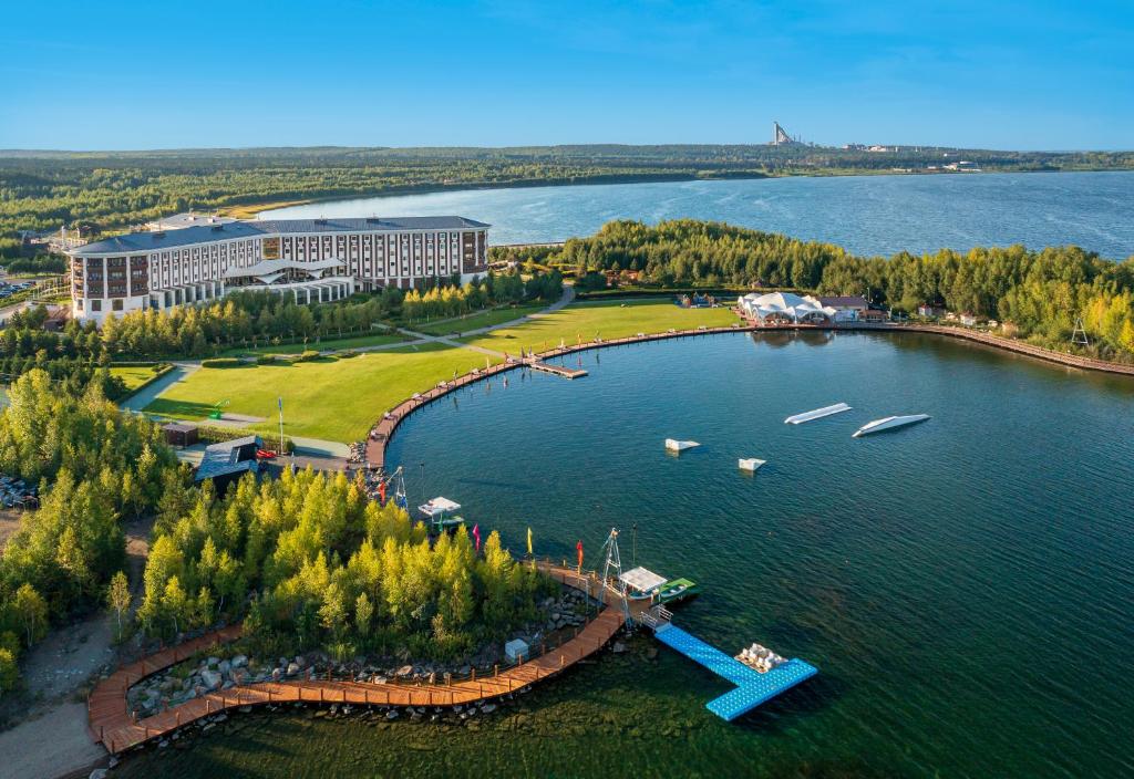 een eiland in het midden van een meer met boten bij Rixos Borovoe in Borovoye