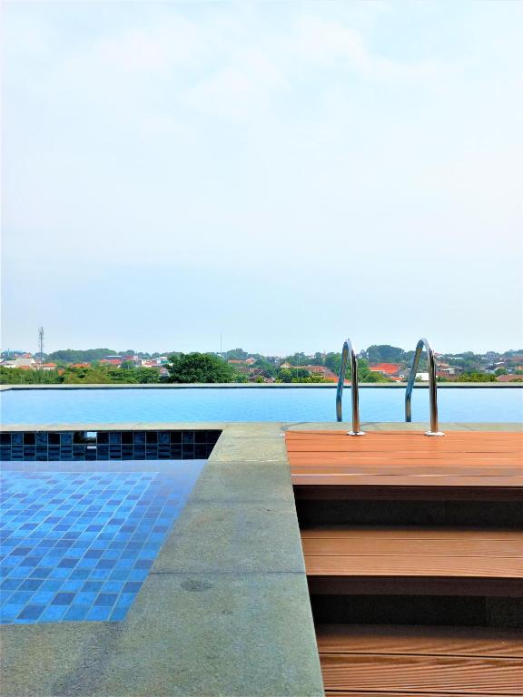 Bazén v ubytování Front One King Hotel Tuban nebo v jeho okolí