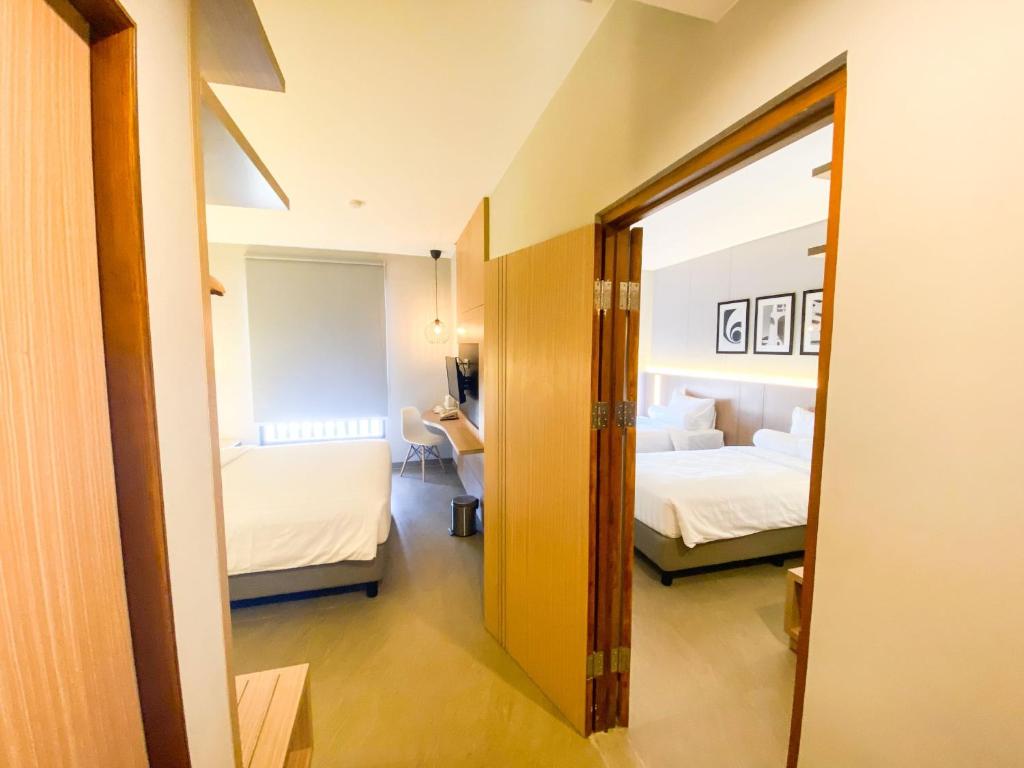Postel nebo postele na pokoji v ubytování Front One King Hotel Tuban