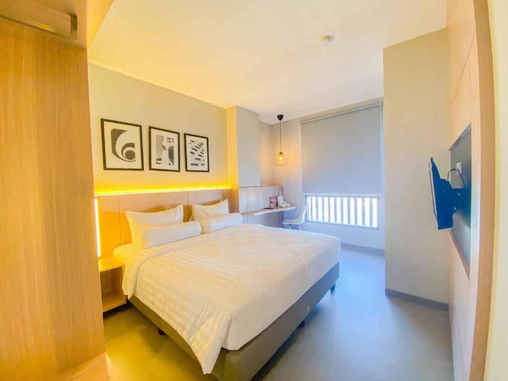 Postel nebo postele na pokoji v ubytování Front One King Hotel Tuban