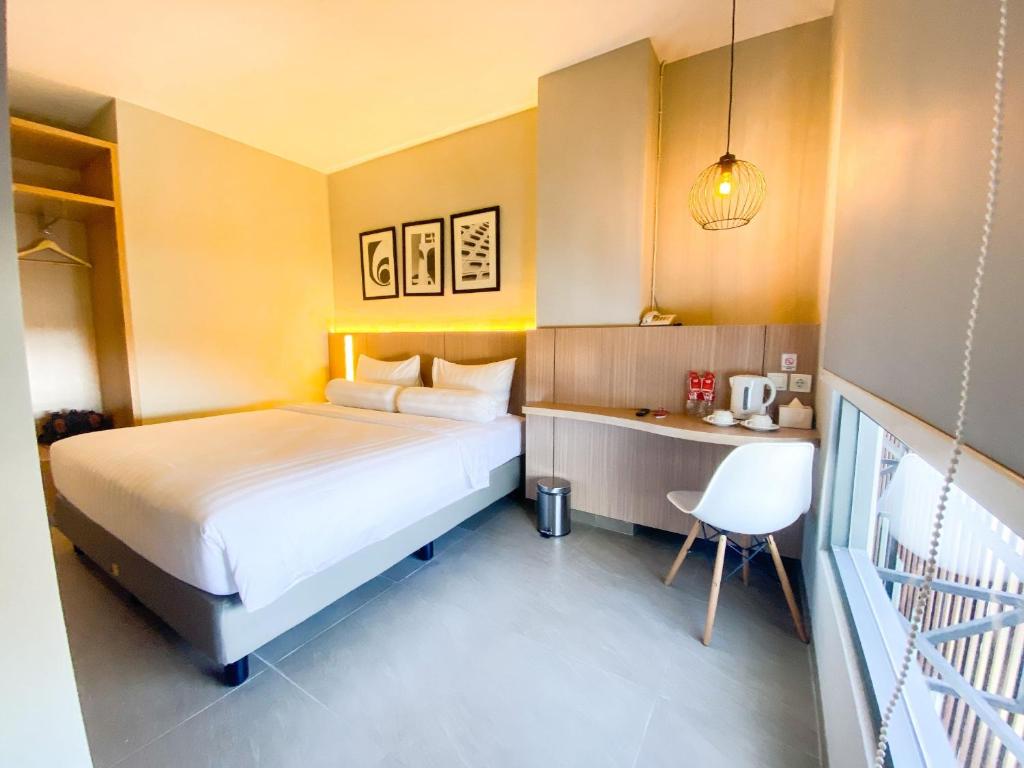 Postel nebo postele na pokoji v ubytování Front One King Hotel Tuban