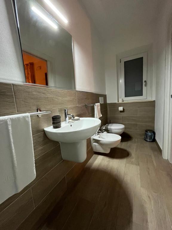 łazienka z 2 toaletami, umywalką i lustrem w obiekcie Agriturismo La Costa dei Trabocchi w mieście Torino di Sangro
