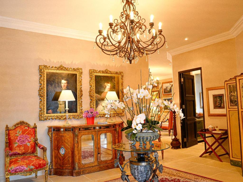 un salon avec un lustre et une table dans l'établissement Kilima Franschhoek, à Franschhoek