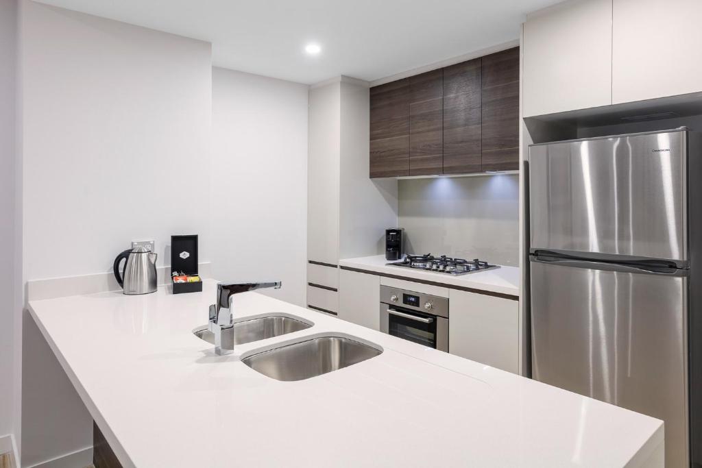 Kuchyň nebo kuchyňský kout v ubytování Meriton Suites Southport