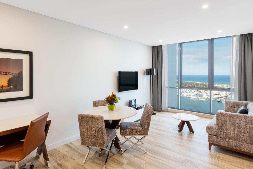Meriton Suites Southport - Resim 35