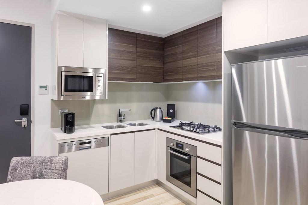 Kuchyň nebo kuchyňský kout v ubytování Meriton Suites Southport