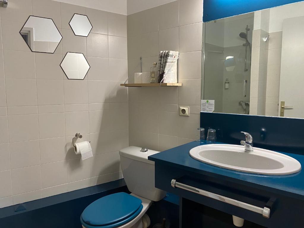 Koupelna v ubytování Hotel Le Midi Clermont-Cournon