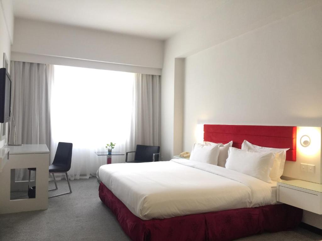 Postel nebo postele na pokoji v ubytování Borneo Royale Hotel