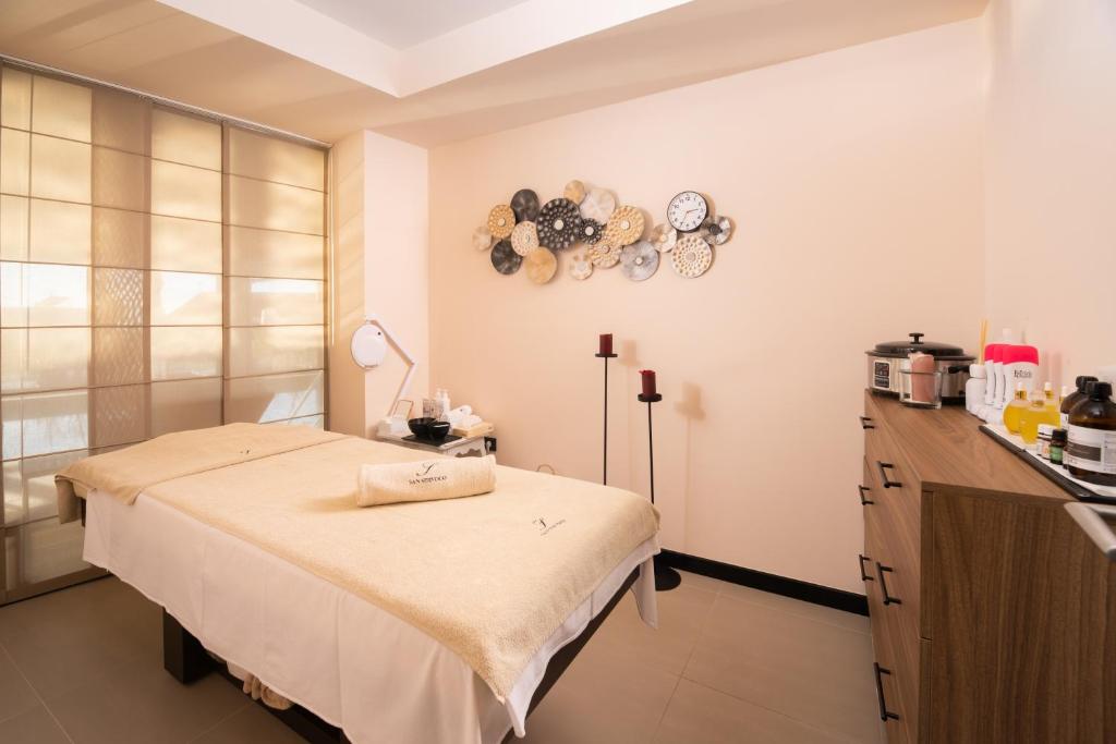 Postel nebo postele na pokoji v ubytování San Servolo Wellness Resort - Adults Only