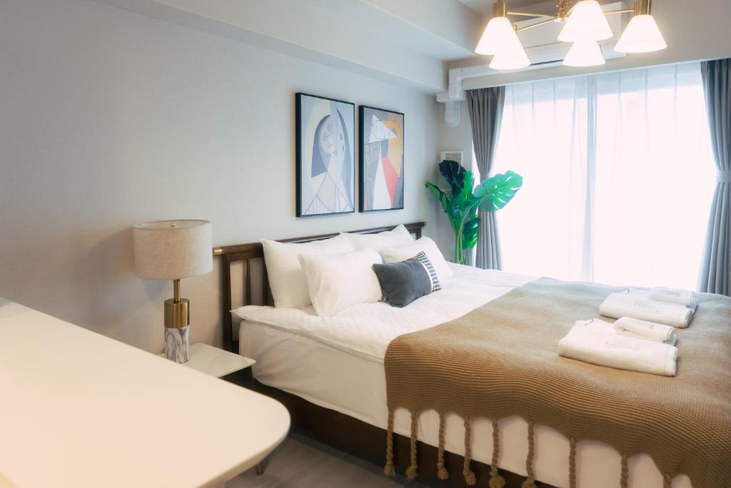 Postel nebo postele na pokoji v ubytování 谷町君 HOTEL 日本橋47
