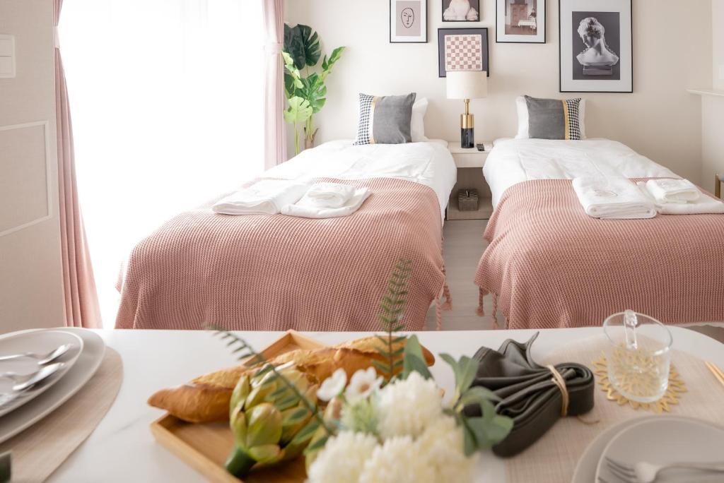Postel nebo postele na pokoji v ubytování 谷町君 HOTEL 日本橋47