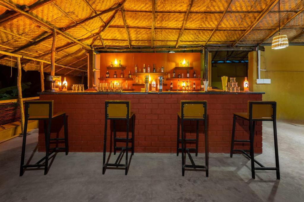 Lounge nebo bar v ubytování juSTa Morjim Beach Resort Goa - 80 Steps from Morjim Beach