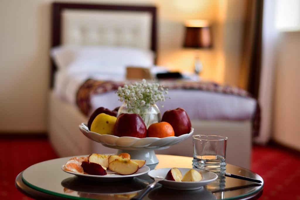 ドゥシャンベにあるHotel Shumonのホテルの部屋のテーブルにフルーツのトレイ