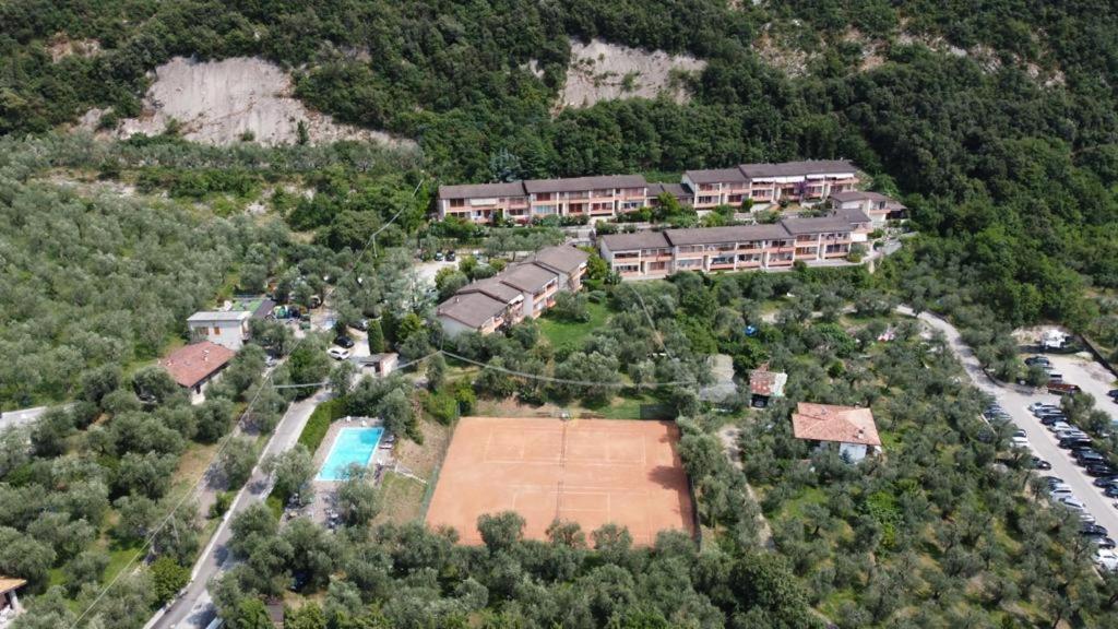 een luchtfoto van een huis met een zwembad bij RESIDENCE KORMORANO MALCESINE in Malcesine