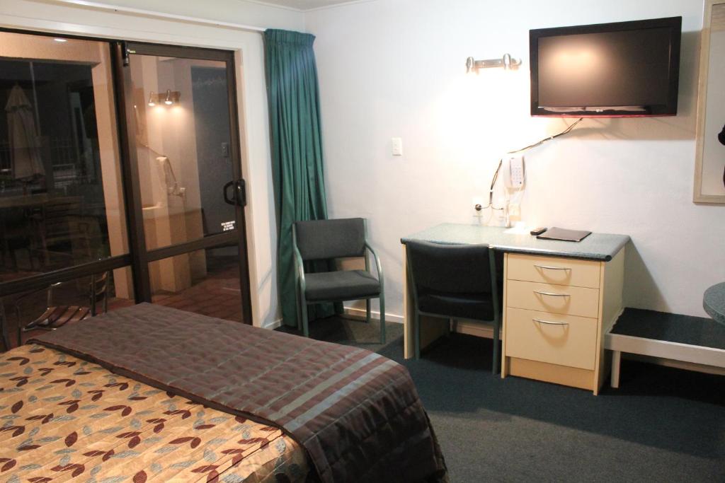 TV a/nebo společenská místnost v ubytování Edgewater Motor Lodge