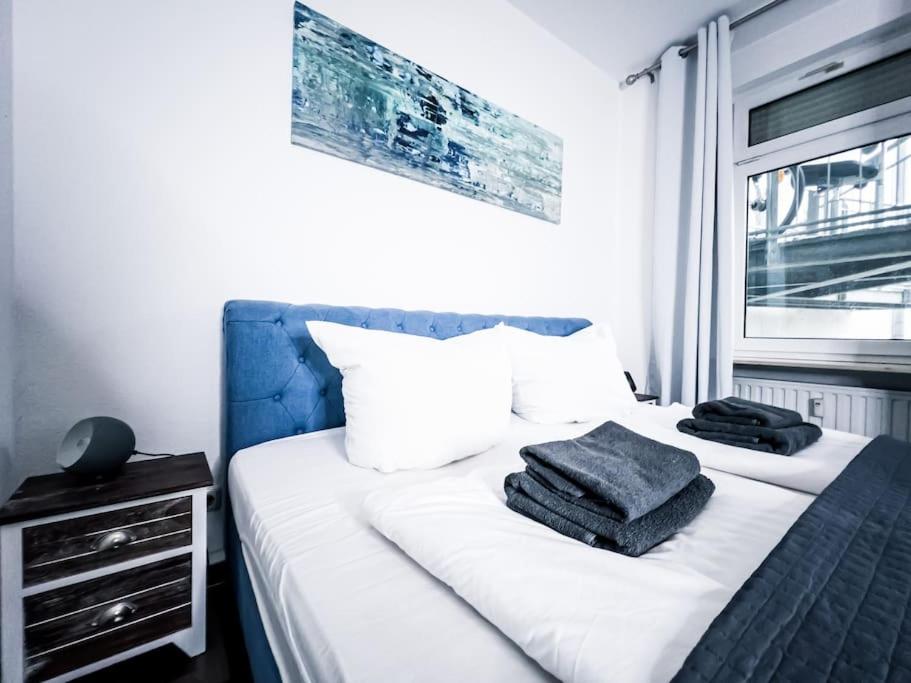 una camera da letto con un letto e due asciugamani di Shabby Chic im hippen Reudnitz - Zentral & Ruhig a Lipsia