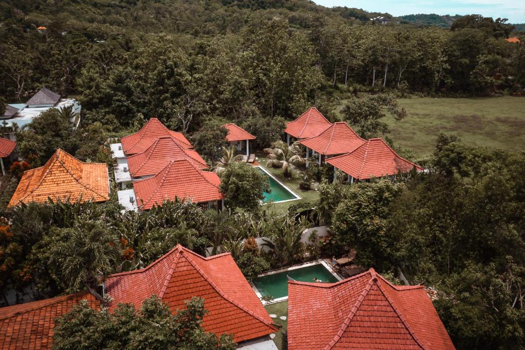 una vista aérea de una casa con techos naranjas en Bali Mynah Villas Resort, en Jimbaran
