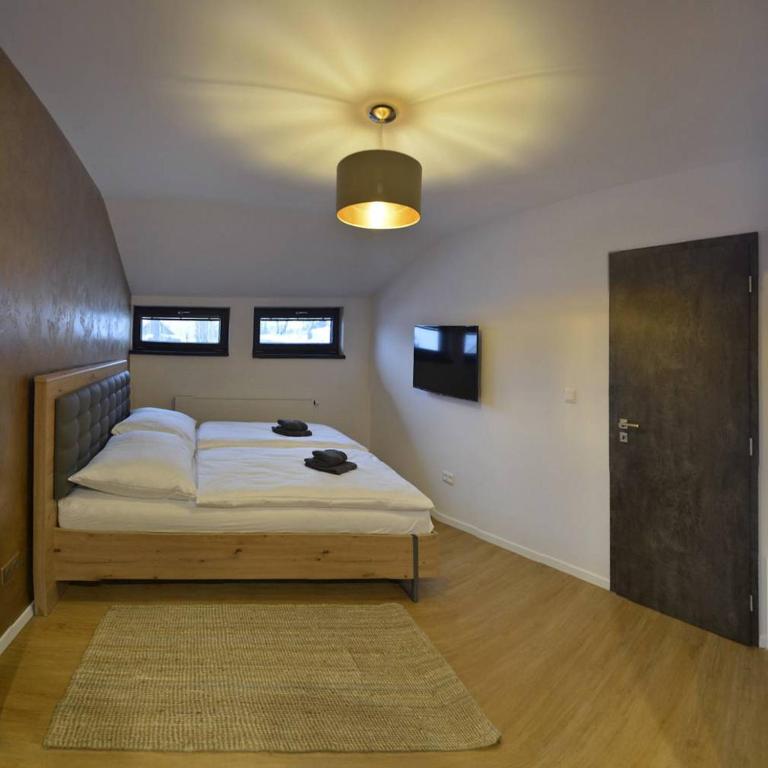 sypialnia z łóżkiem i sufitem w obiekcie Apartmány Fun & Relax Dolní Morava w mieście Dolní Morava