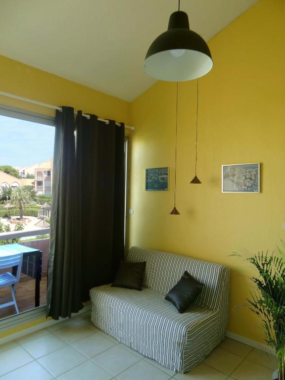 Posezení v ubytování Appt T2, Piscine, la Plage à 130m! Parking privé clos, Lave-linge, Lave-vaisselle, Draps, Linge et Ménage inclus!