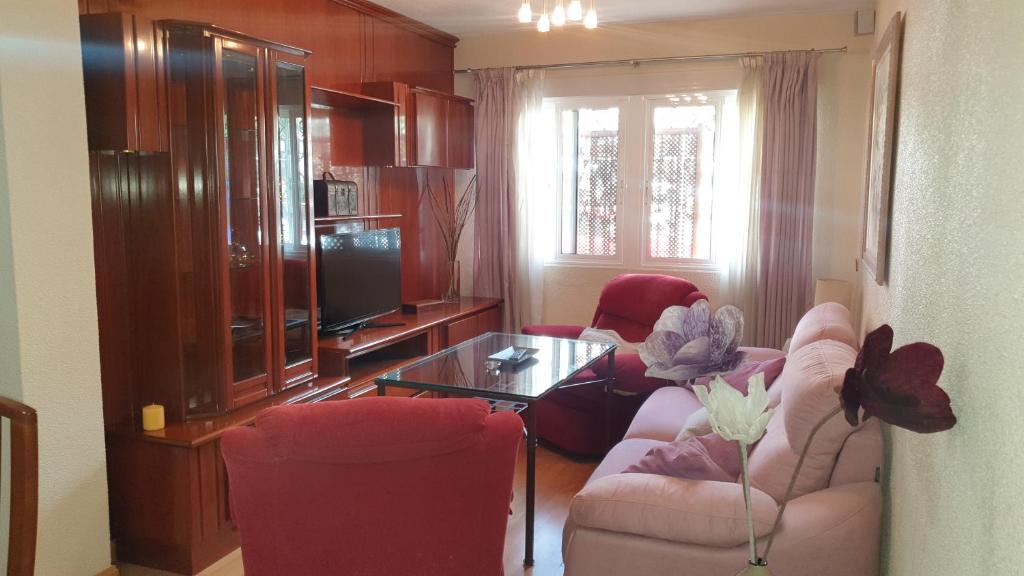 uma sala de estar com duas cadeiras e uma mesa em DS Casa con encanto junto a la Mezquita con cochera em Córdoba